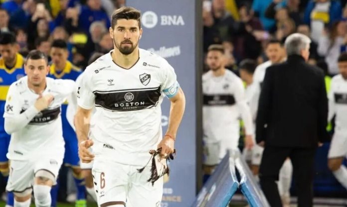 Goiás entra na briga por zagueiros estrangeiros, um argentino e outro peruano Goiás entra na briga por zagueiros estrangeiros, um argentino e outro peruano