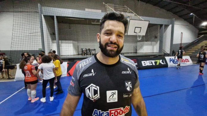 Vivalde, técnico e presidente do Ace, valoriza evolução do time, apesar de derrota Vivalde, técnico e presidente do Ace, valoriza evolução do time, apesar de derrota