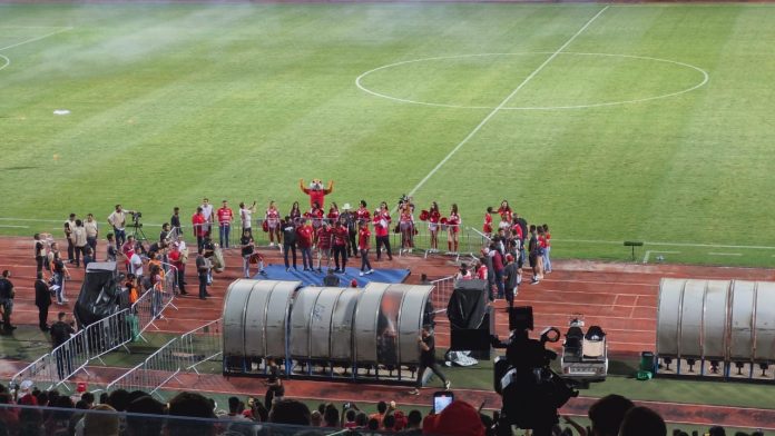 Fernando Reges é apresentado à torcida e recebe camisa das mãos de ídolo do Vila Nova Fernando Reges é apresentado à torcida e recebe camisa das mãos de ídolo do Vila Nova