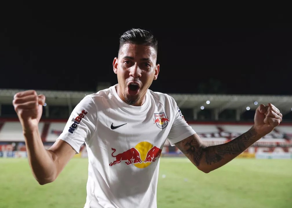 Goiás encaminha contratações de volante ex-Vasco e lateral do Bragantino