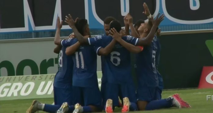 Elenco Goiatuba comemora vitória