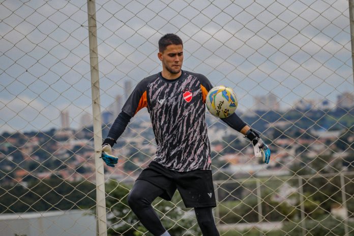 Dênis Júnior, do Vila Nova, sofre convulsão em treino e é encaminhado ao hospital Dênis Júnior, do Vila Nova, sofre convulsão em treino e é encaminhado ao hospital