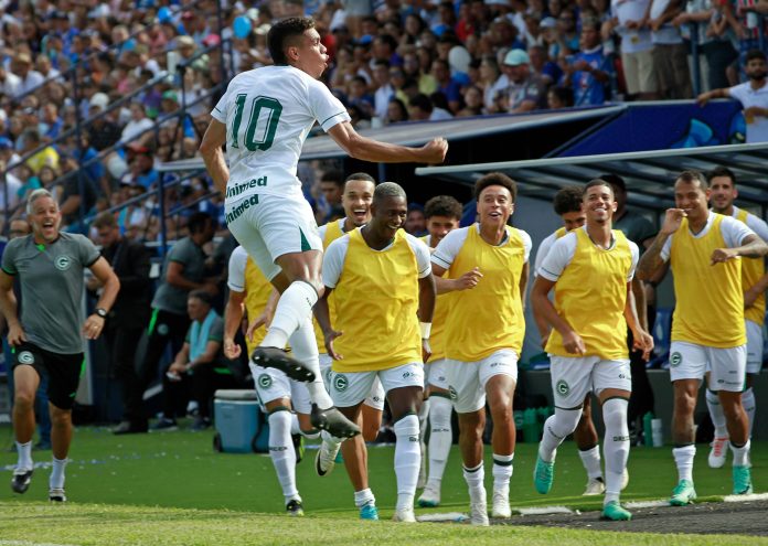 Paulo Baya comemora Gol Goiás Foto Goiás