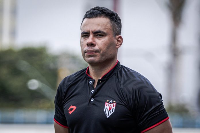 Jair Ventura destaca interrupção da de derrotas e projeta sequência no Atlético-GO Jair Ventura destaca interrupção da de derrotas e projeta sequência no Atlético-GO