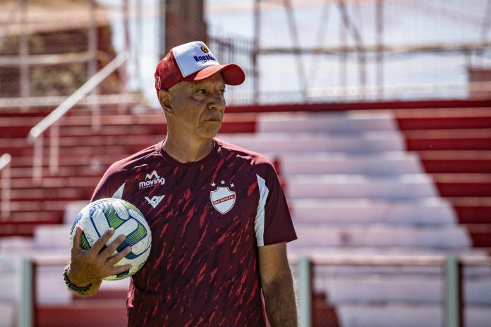 Márcio Fernandes lamenta desfalques do Vila Nova contra o Cuiabá; veja provável escalação Márcio Fernandes lamenta desfalques do Vila Nova contra o Cuiabá; veja provável escalação