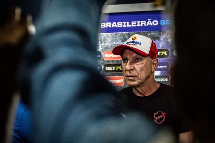 Em derrota para o Sport, Márcio Fernandes revela que jogadores passaram mal no vestiário Em derrota para o Sport, Márcio Fernandes revela que jogadores passaram mal no vestiário