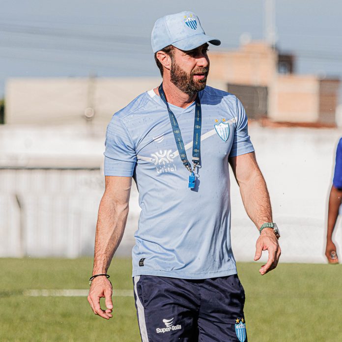De olho na Série D, técnico Paulo Massaro busca 'elevar o nível nacional do Crac' De olho na Série D, técnico Paulo Massaro busca 'elevar o nível nacional do Crac'