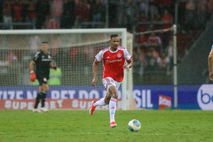 Na abertura do Brasileirão, Fernando Reges marca e garante vitória do Inter sobre o Bahia