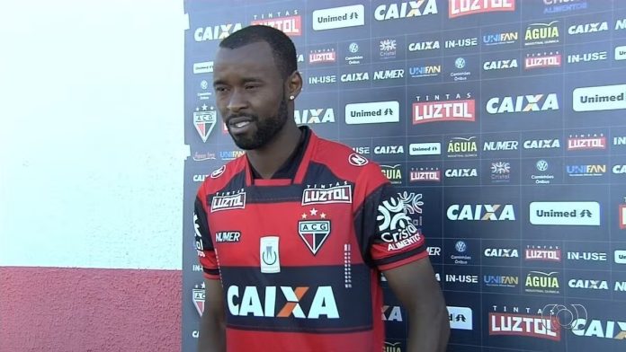Goiás negocia com volante que estava no futebol do Vietnã e já jogou pelo Atlético-GO