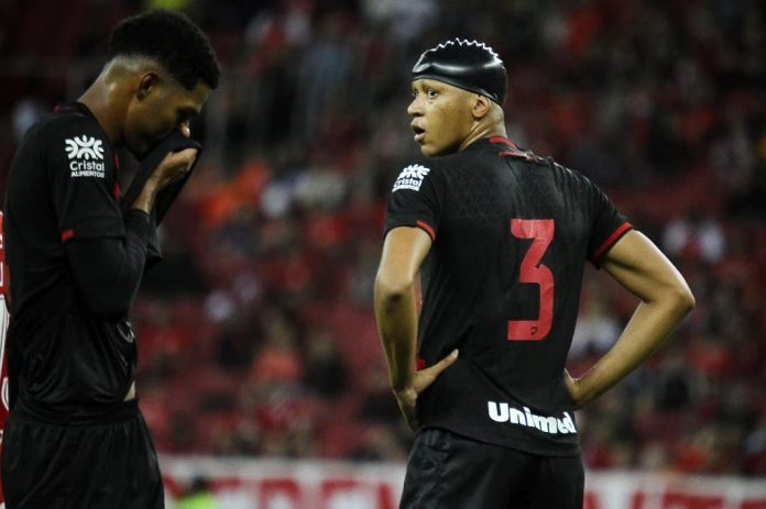 Alix e Adriano Martins no Atlético-GO em 2024