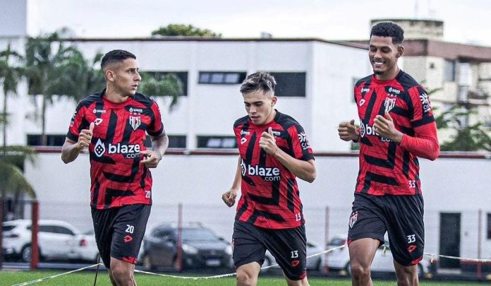 Tubarão Emiliano e Alix Atlético Goianiense Foto Ingryd Oliveira