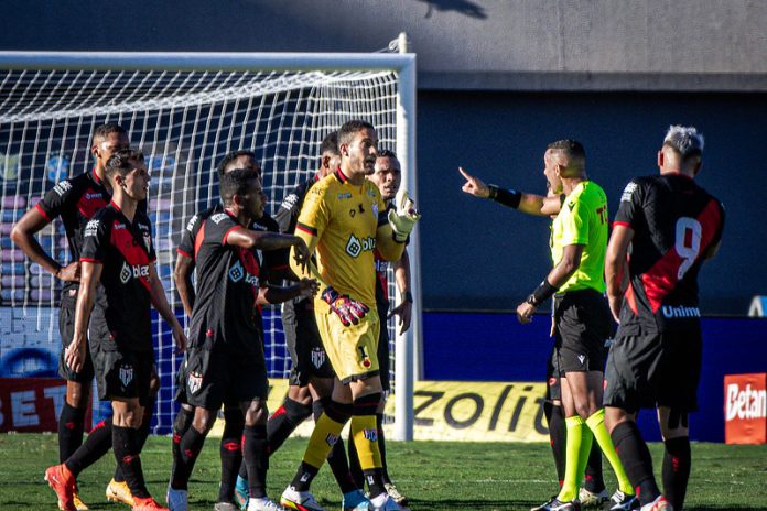 atlético-go reclama árbitro