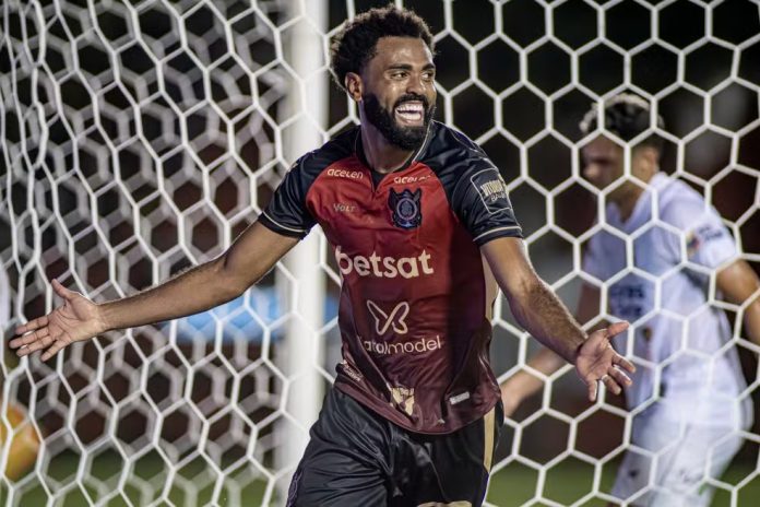 Na mira: Goiás também quer volante do Vitória, meia do Vasco e zagueiro do Criciúma Na mira: Goiás também quer volante do Vitória, meia do Vasco e zagueiro do Criciúma