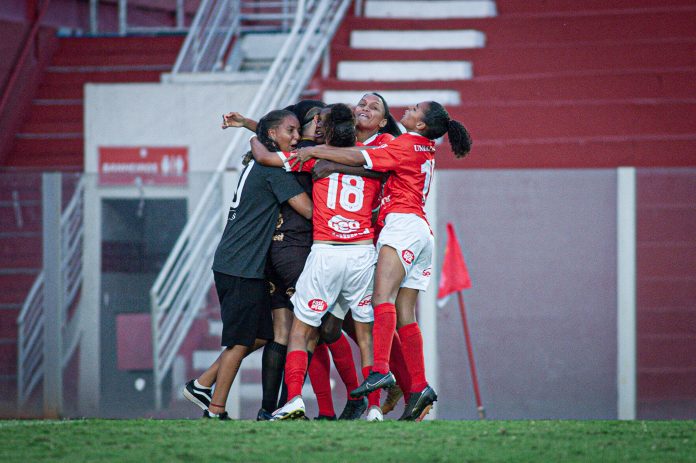 Jogadoras do Vila feminino comemoram classificação nos pênaltis pela Série A3