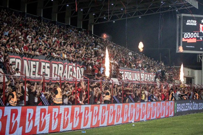 Torcida do Atlético GO no Antônio Accioly