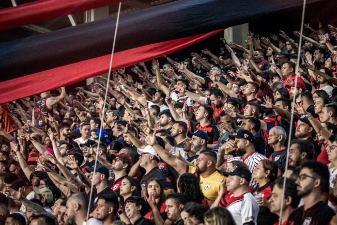 Torcida do Atlético GO no Antônio Accioly