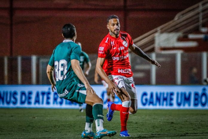Júnior Todinho no clássico contra o Goiás, pela Série B 2024