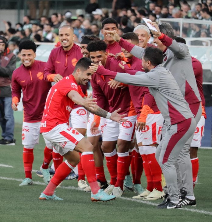Henrique Almeida celebra gol junto ao elenco em Vila Nova 1x1 Coritiba - Série B 2024