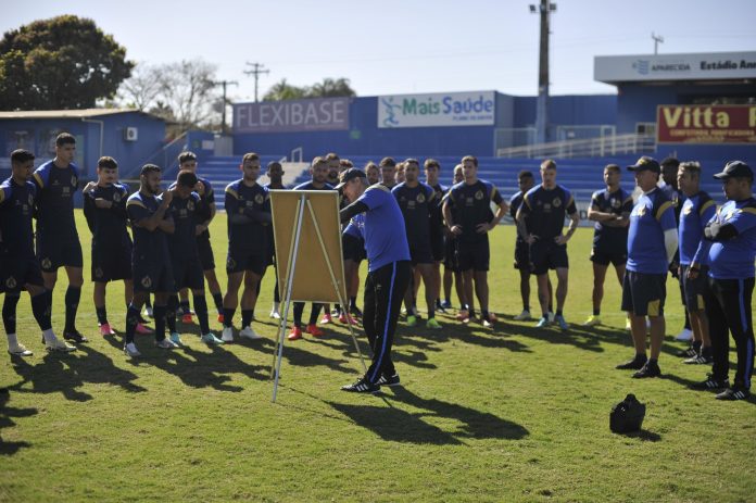 aparecidense técnico emerson ávila