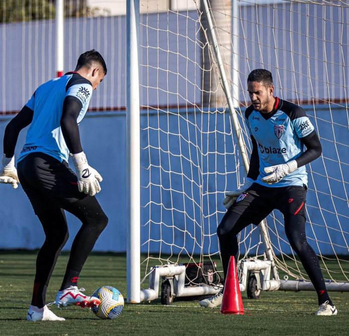 Ronaldo e Pedro Rangel treinando pelo Atlético-GO em 2024