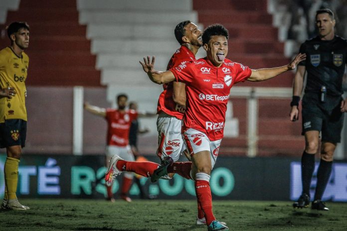 Emerson Urso marca o segundo em Vila Nova x Sport Recife - 21ª rodada da Série B 2024