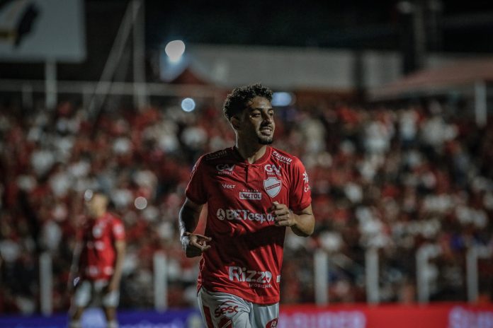 Rhuan, lateral-esquerdo do Vila Nova, na Série B 2024