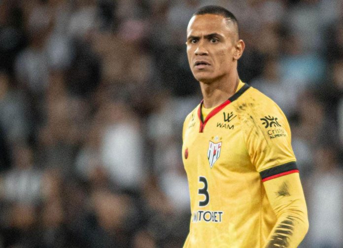 Renan, ex goleiro do Atlético-GO, assina com o Santos para a Série B 2024