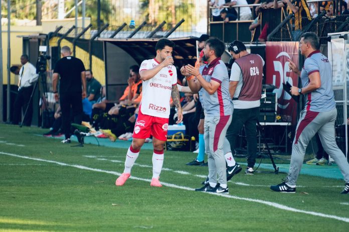 Alesson conversa com Luizinho Lopes em Novorizontino 2x0 Vila Nova - 24ª rodada da Série B 2024