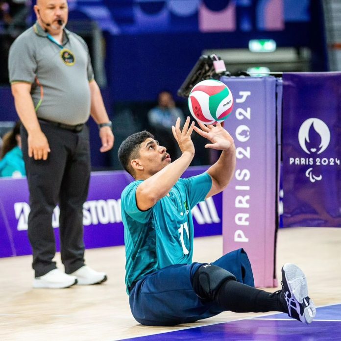 Raysson Ferreira, líbero da seleção brasileira de vôlei sentado nos jogos de Paris 2024