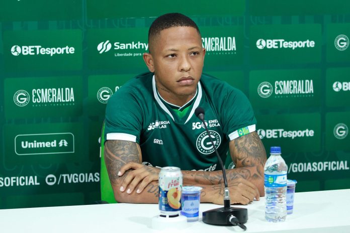 Jhon Vásquez, atacante colombiano de 29 anos, apresentado no Goiás para a Série B 2024