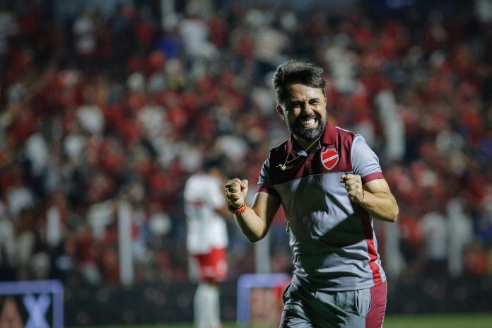 Luizinho Lopes comemora vitória em Vila Nova 1x0 CRB - 25ª rodada da Série B 2024