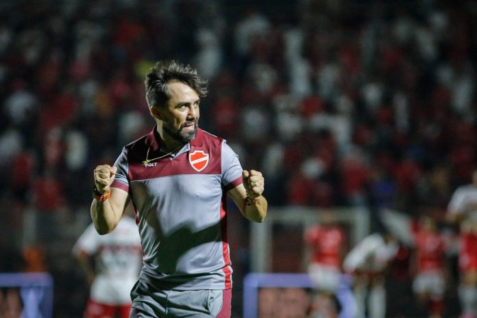 Luizinho Lopes comemora após Vila Nova 1x0 CRB - 25ª rodada da Série B 2024