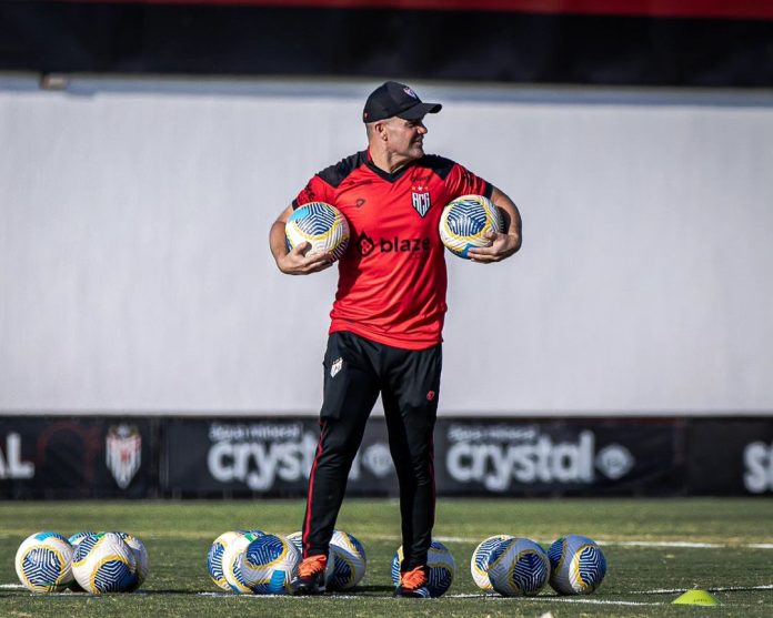 Umberto Louzer, técnico do Atlético-GO na Série A 2024