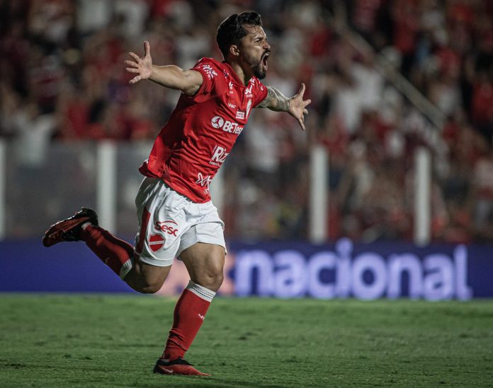 Alesson comemora um de seus gols em Vila Nova 3x2 Chapecoense - 27ª rodada da Série B 2024