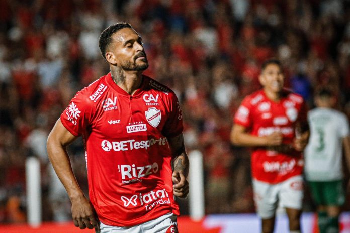 Júnior Todinho celebra golaço em Vila Nova 3x2 Chapecoense - 27ª rodada da Série B 2024
