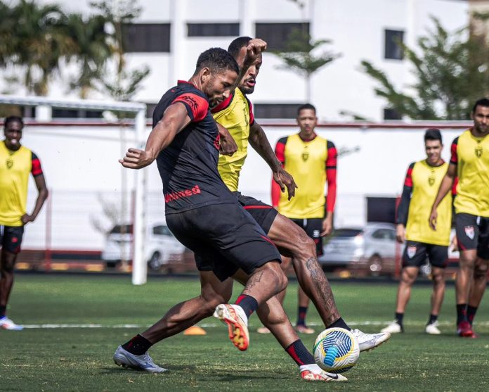 Gonzalo Freitas e Luiz Felipe em treino do Atlético-GO