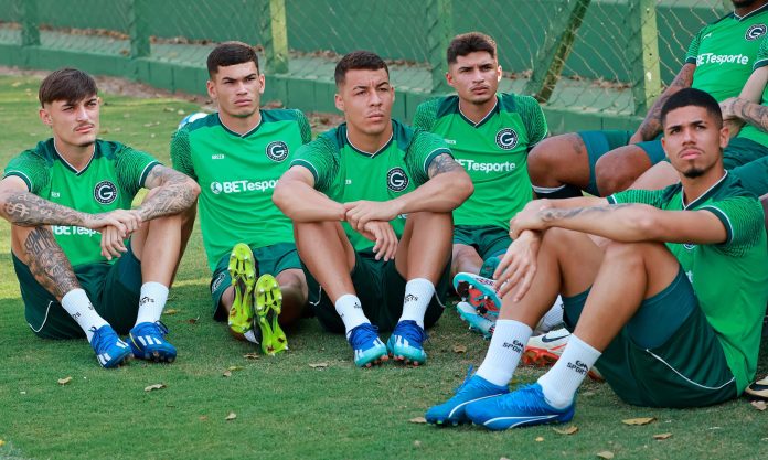 Simioni, Anthony, Alan Stence, Larson e Diego Caito em treino do Goiás