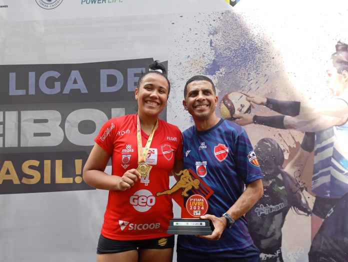 Neilon Carlos, treinador do Vila Nova/ Universo vôlei, e Thayane Oliveira, levantadora