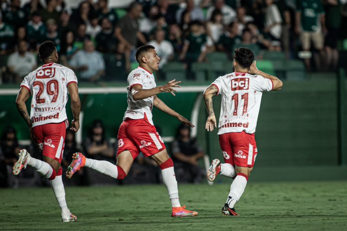 ALESSON COMEMORA GOL VILA