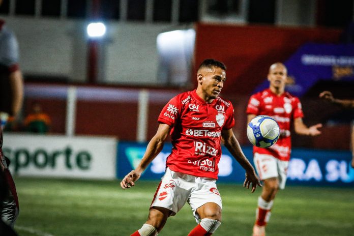 Elias, lateral-direito do Vila Nova na Série B 2024