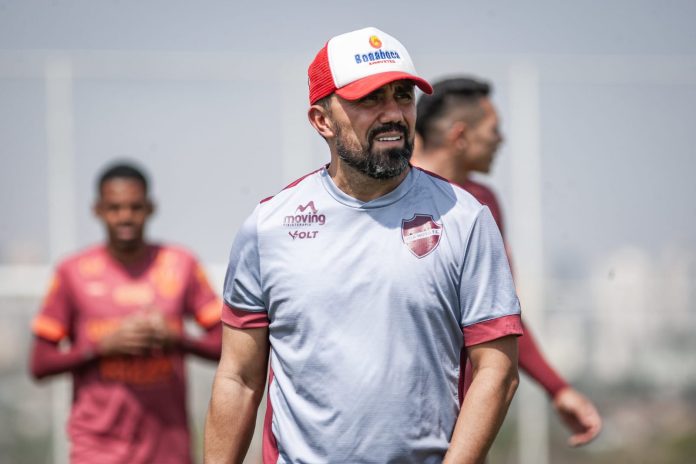 Luizinho Lopes, técnico do Vila Nova na Série B 2024