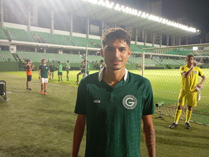 Larson, meia de 19 anos, do Goiás sub-20