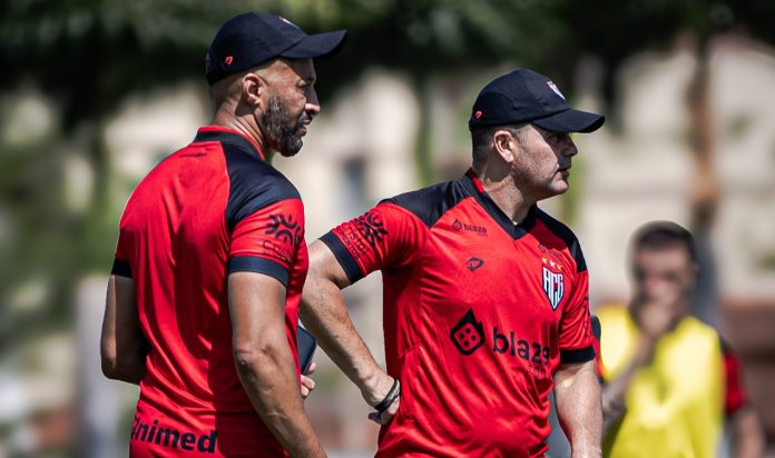 Umberto Louzer e auxiliar atlético go