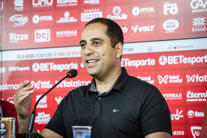 Hugo Jorge Bravo sorri Vila Nova 2025 coletiva 01