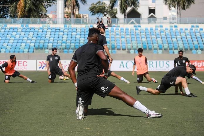 Elenco do Goiânia no aquecimento para enfrentar o Atlético-GO na 2ª rodada do Goianão 2025