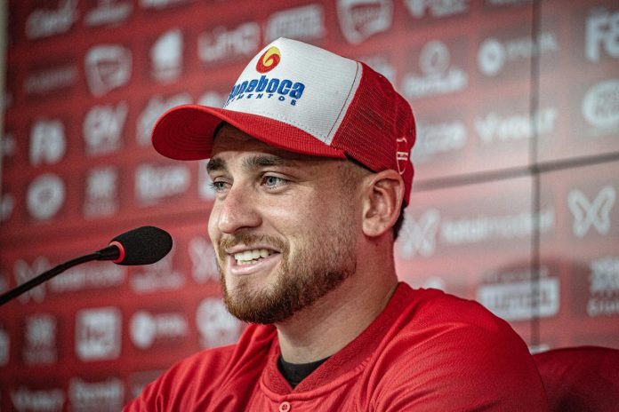 João Vieira, de 27 anos, ex-Paysandu, novo volante do Vila Nova para 2025