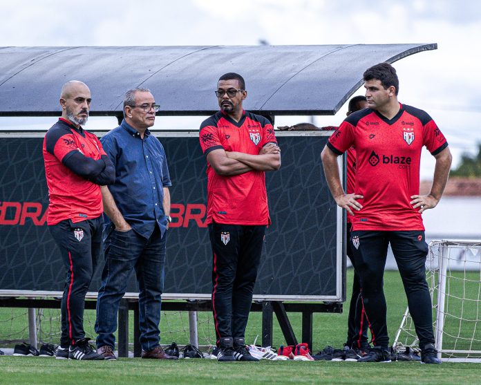 Rafael Guanaes e comissão técnica Foto Ingryd Oliveira