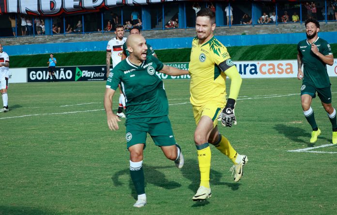 Régis e Tadeu comemorando gol Foto Rosiron Rodrigues