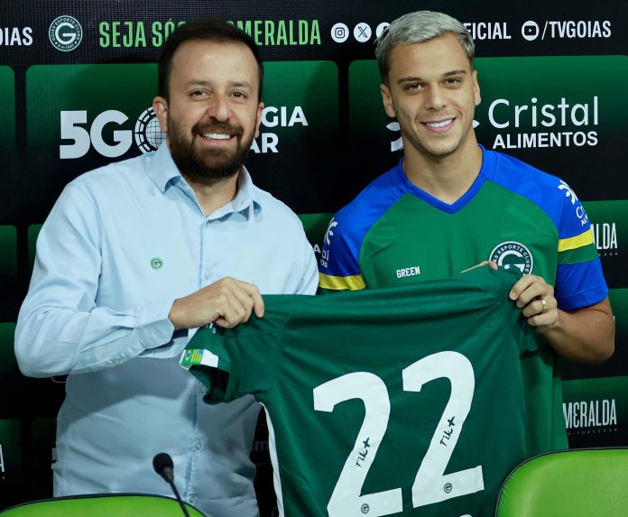 Vitinho, meia de 20 anos emprestado pelo Cruzeiro, é apresentado no Goiás para 2025