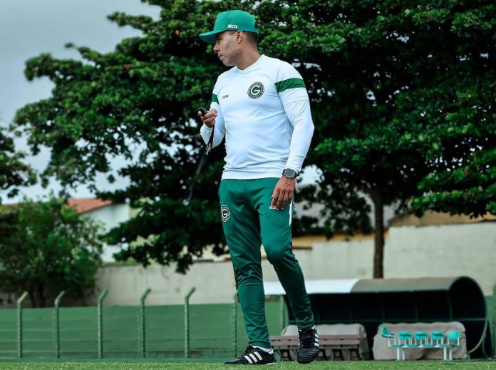 Jair Ventura em treino comandado no Goiás, em 2025